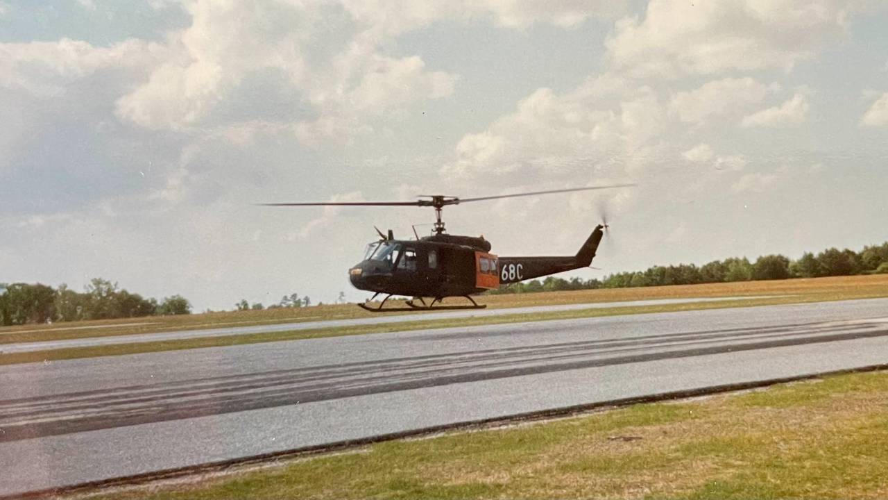 Et helikopter går inn for landing
