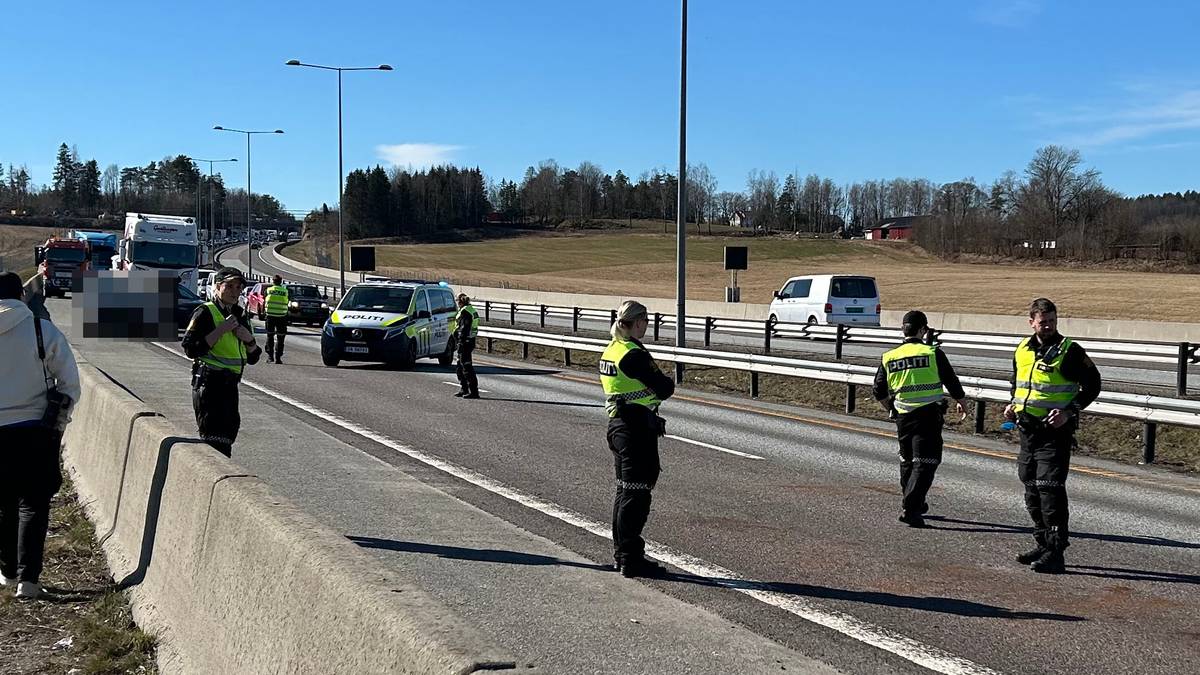 Bil på taket etter trafikkulykke på E18 i Sandefjord
