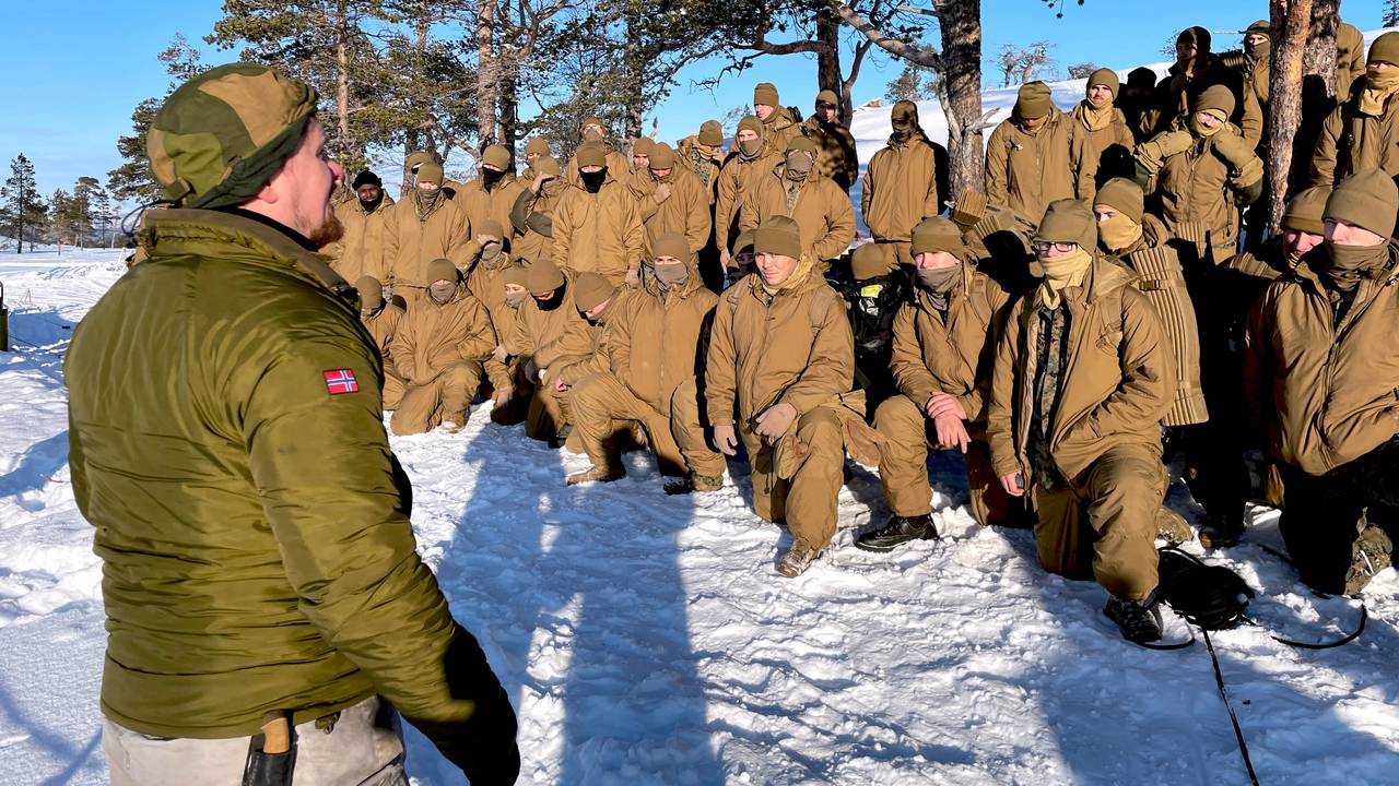 Amerikanske soldater får opplæring av instruktører fra det norske heimevernet.