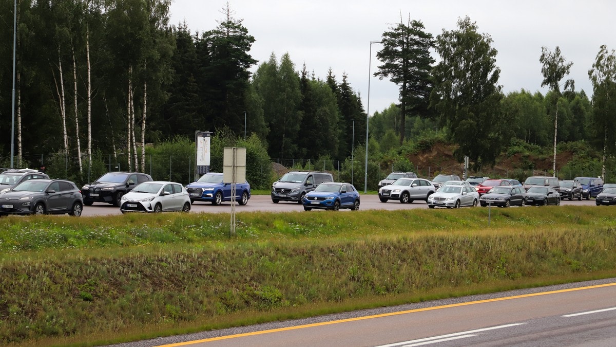Bøtelegger bilister som parkerer ved motorveien