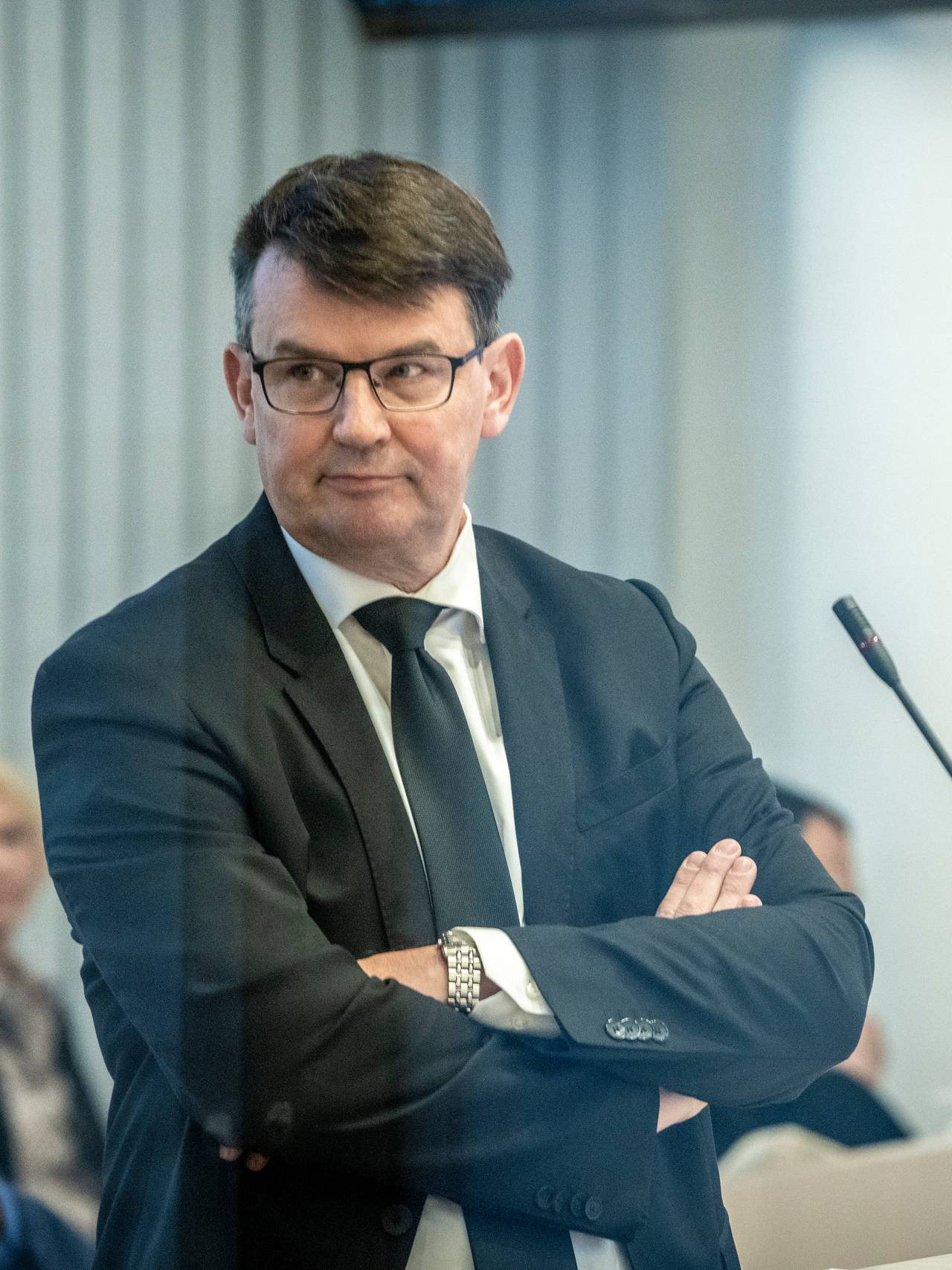 Tidligere justisminister Tor Mikkel Wara vitner torsdag i saken mot samboeren Laila Bertheussen.