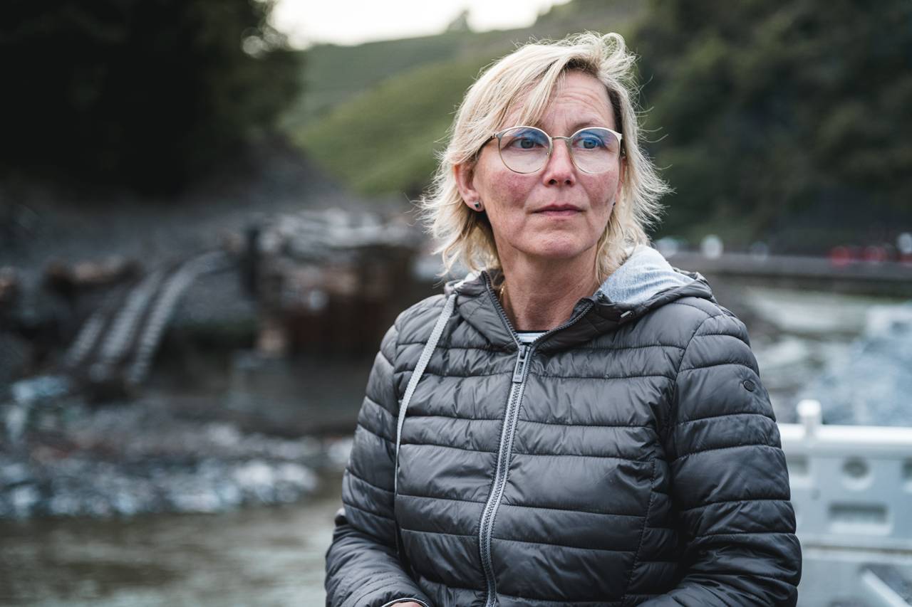 Gaby Kriechel foran jernbanen som ble ødelagt i nærheten av hjemmet deres.