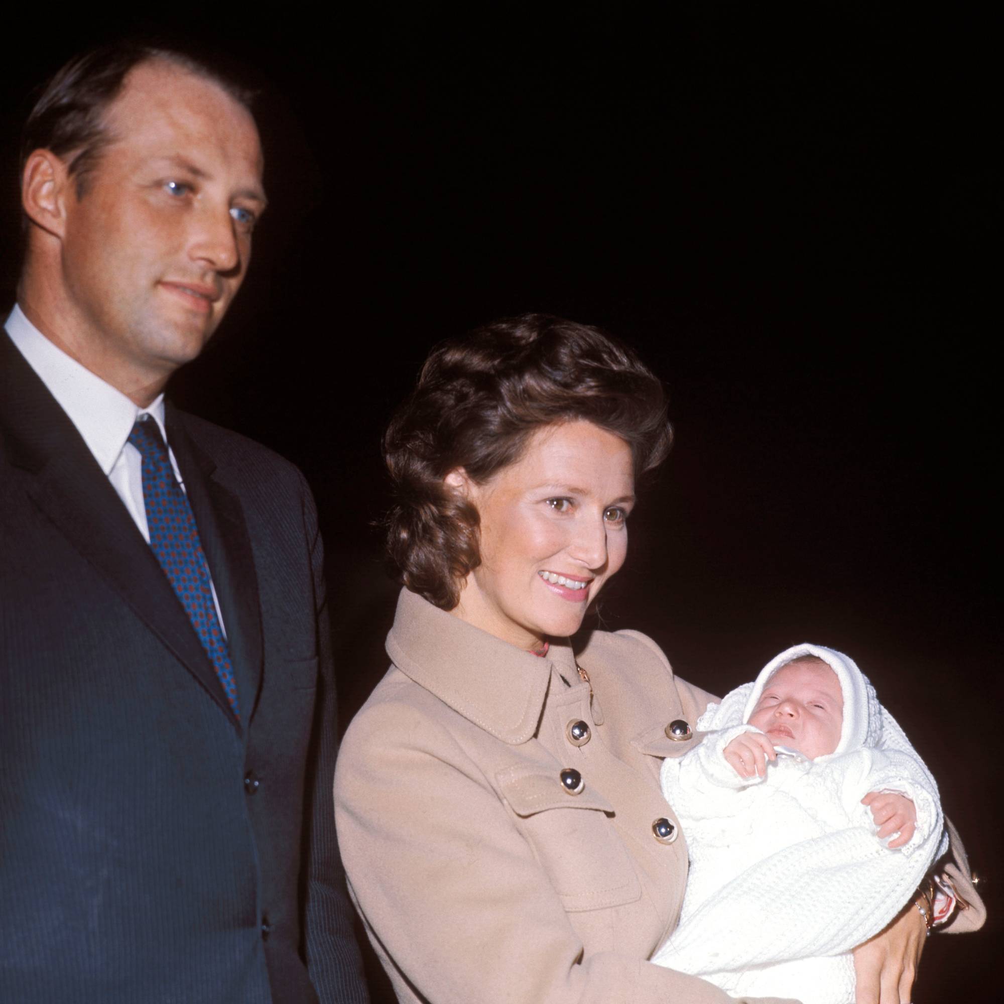 Kronprins Harald og kronprinsesse Sonja fotograferes når de forlater Rikshospitalet for å reise hjem til Skaugum med den nyfødte prinsesse Märtha Louise.