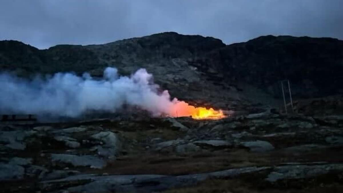 Brann i rasoverbygg ved Hallingskeid stasjon