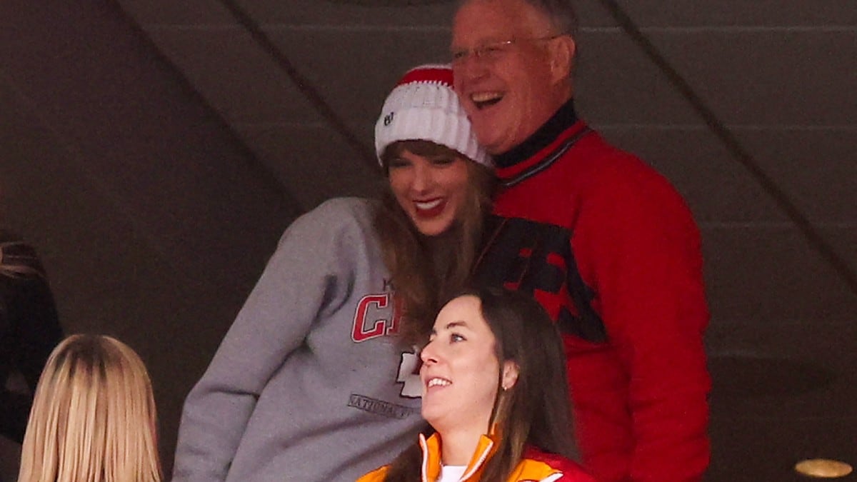 Taylor Swifts pappa etterforskes for å ha overfalt paparazzi