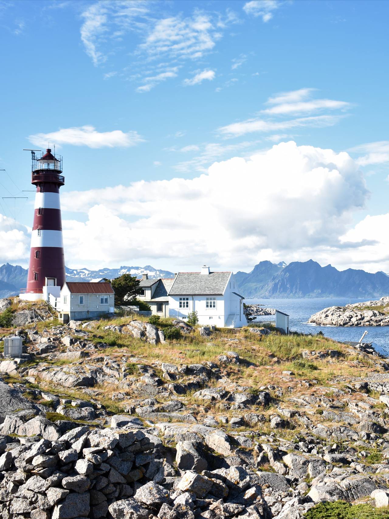 Skrova Fyr med Skrova i bakgrunnen.