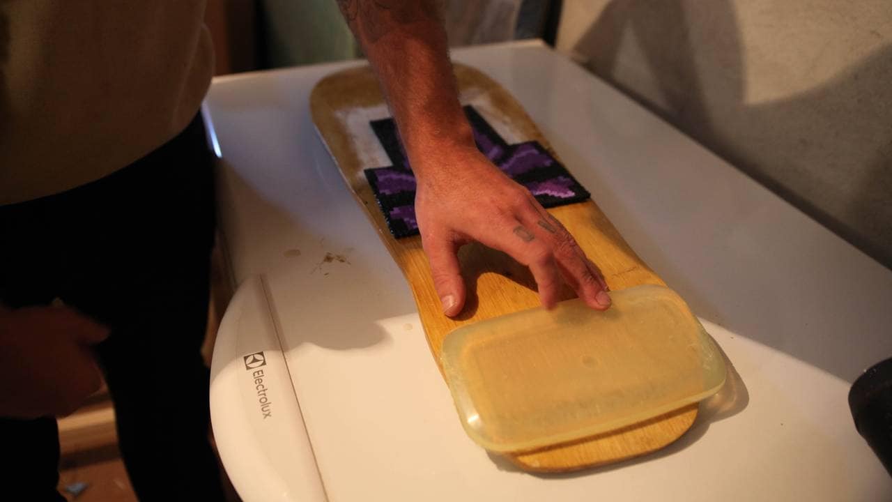 Skateboard in the making med bremseplate som skal settes bak under brettet