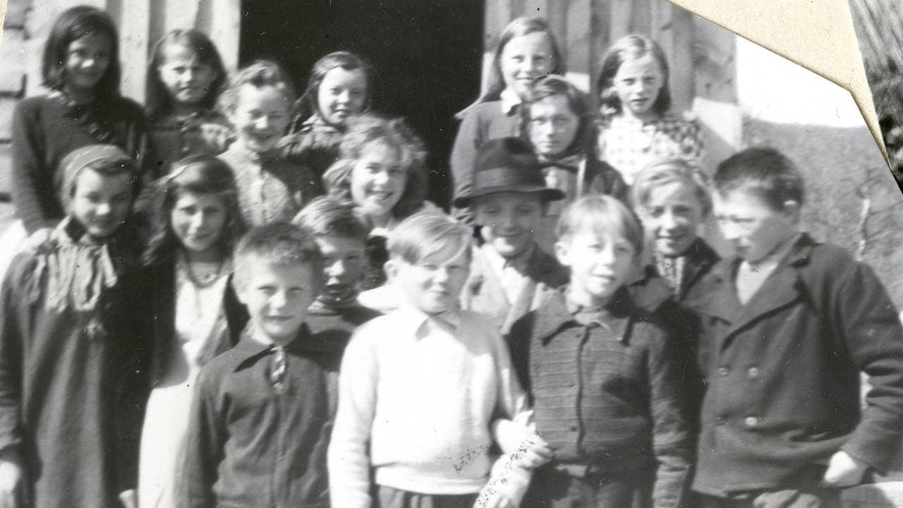 En skoleklasse ved Baktemohkenjarga, 1946