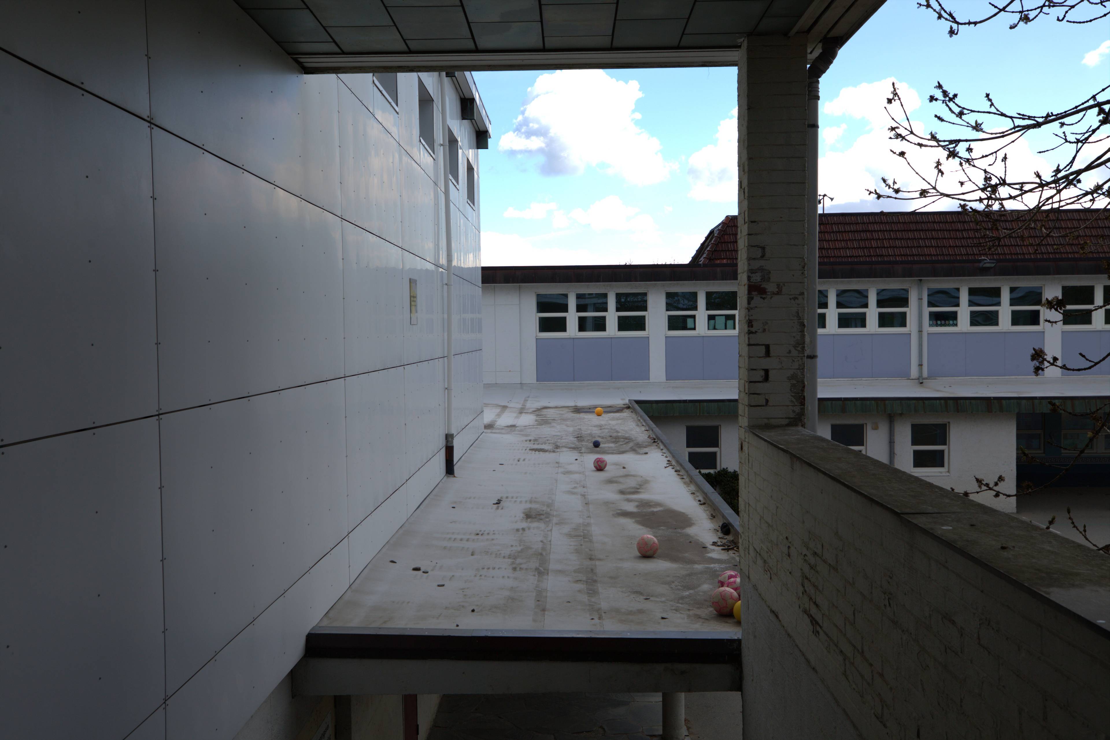 Bilde av skolebygg som skal rives.