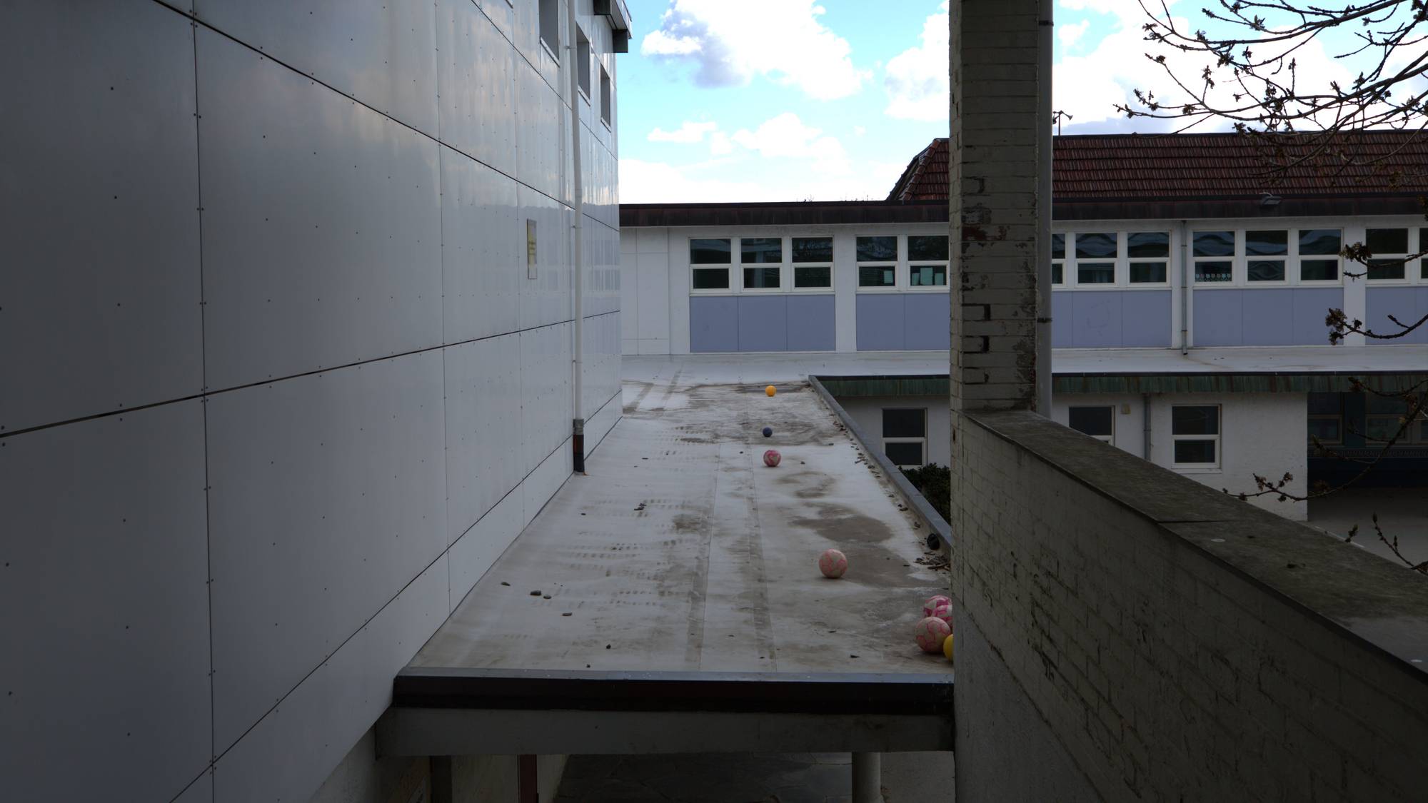 Bilde av skolebygg som skal rives. 
