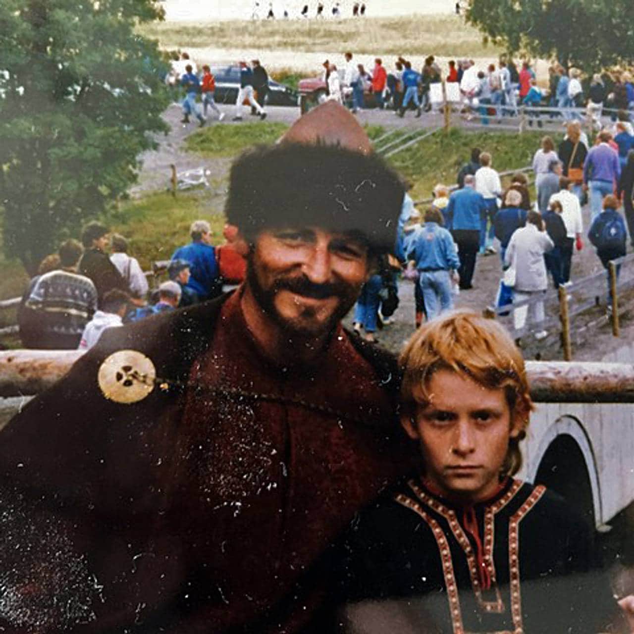 Kristofer Hivju er sju år og er med på spelet på Stiklestad. Her står han sammen med far Erik Hivju.
