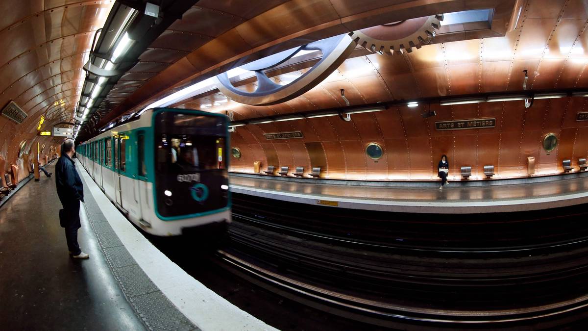 AFP: Tre kvinner knivstukket på metroen i Paris