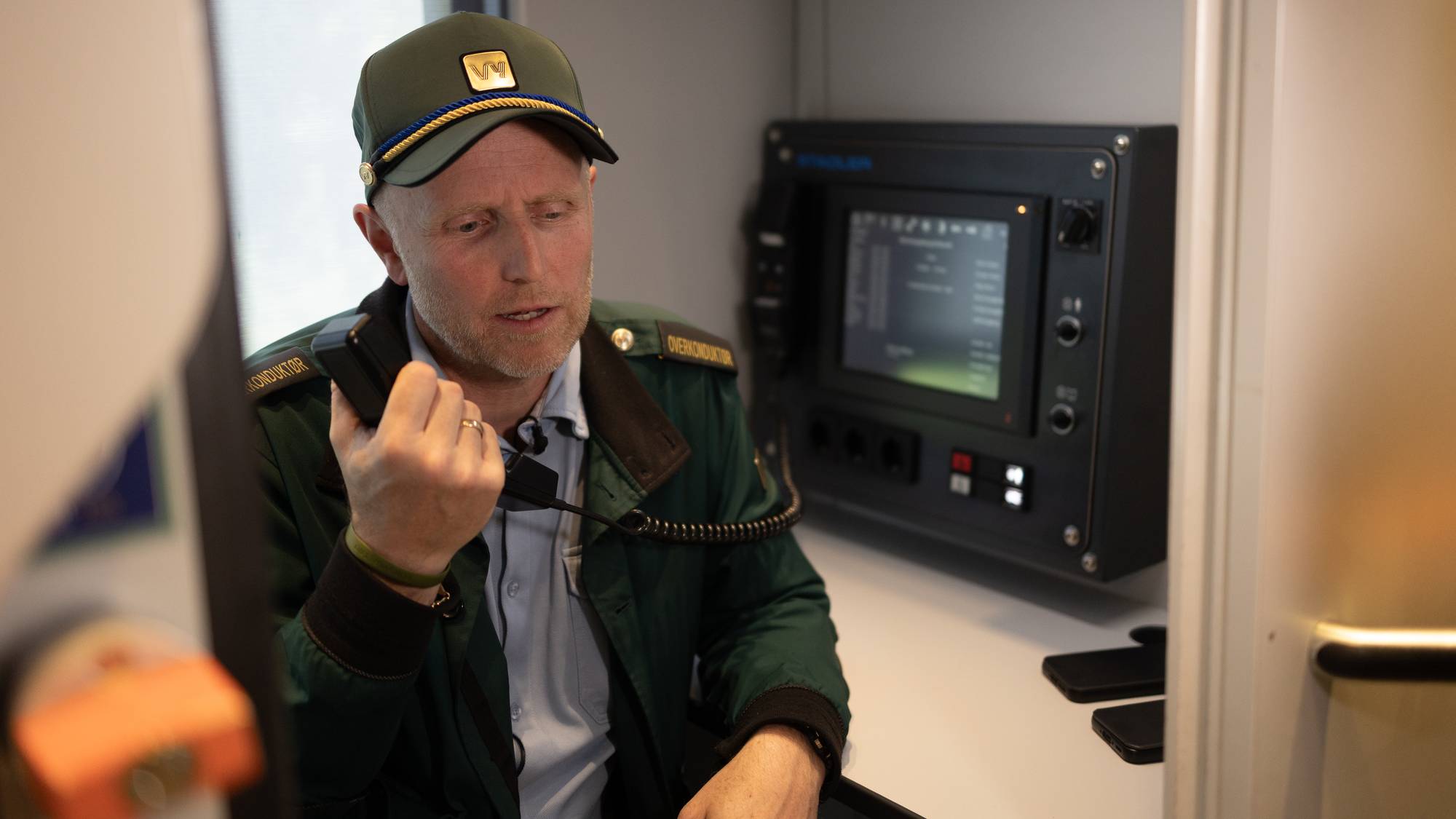 Konduktør gir informasjon over høyttaler. 