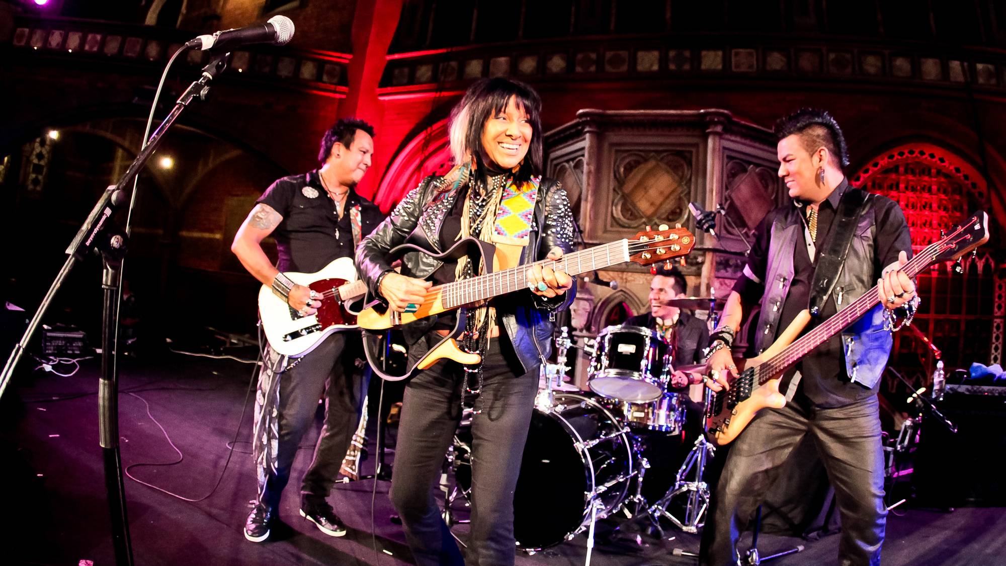 Buffy Sainte-Marie med band spiller rockabilly