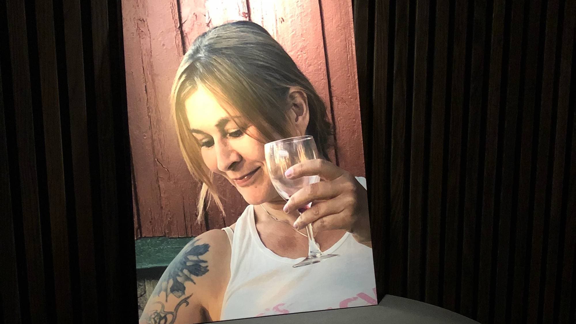 et bilde av en kvinne på et bord med tente lys foran