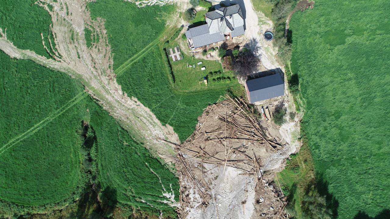 Ras Slåtten - dronebilete over husa