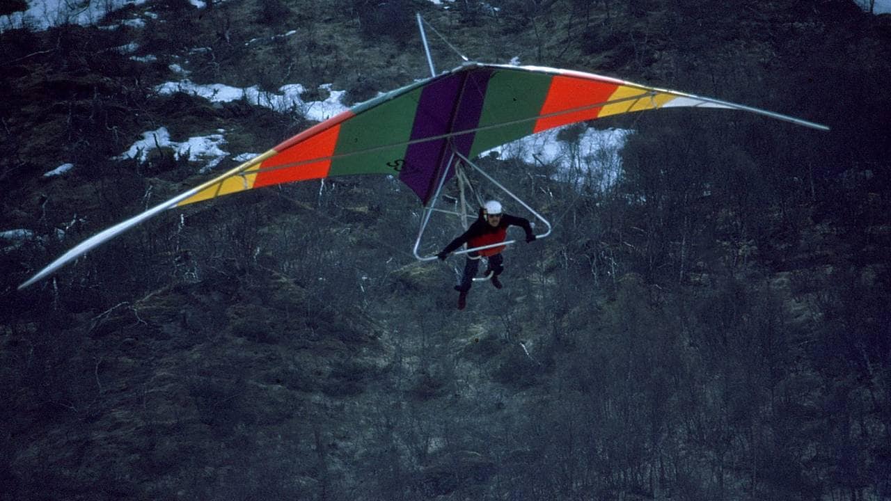 Thor Solø flyr hangglider på 70-tallet. Fargebilde