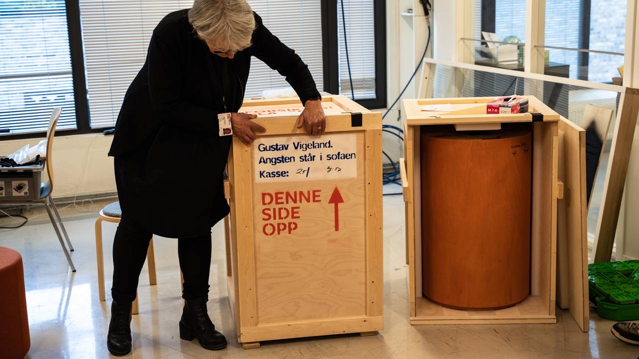 Skulpturen i en kasse, sokkelen i en annen.