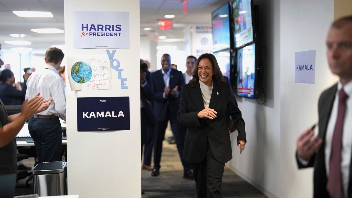 Harris snakket til ansatte ved kampanjehovedkvarteret