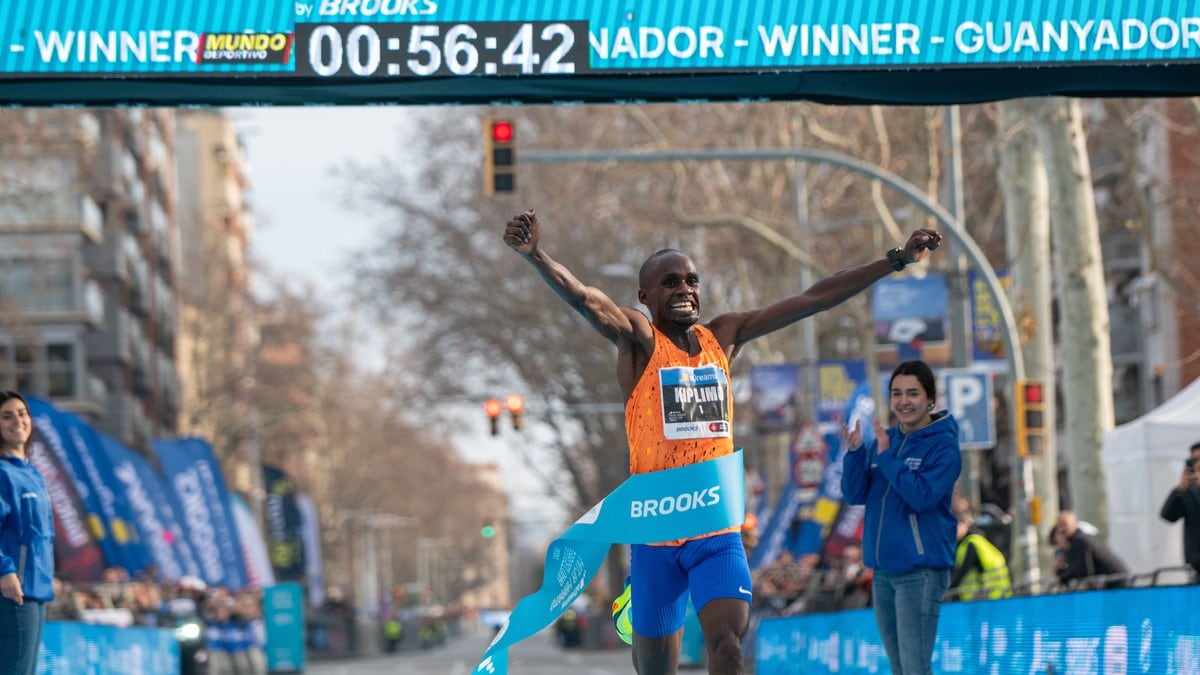 Jacob Kiplimo knuser verdensrekorden i halvmaraton med enorm margin i Barcelona