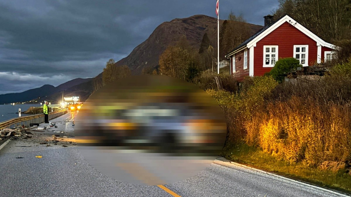 To bilar har frontkollidert mellom Vassenden og Ålhus i Jølster. FOTO: Eva Marie Felde/NRK