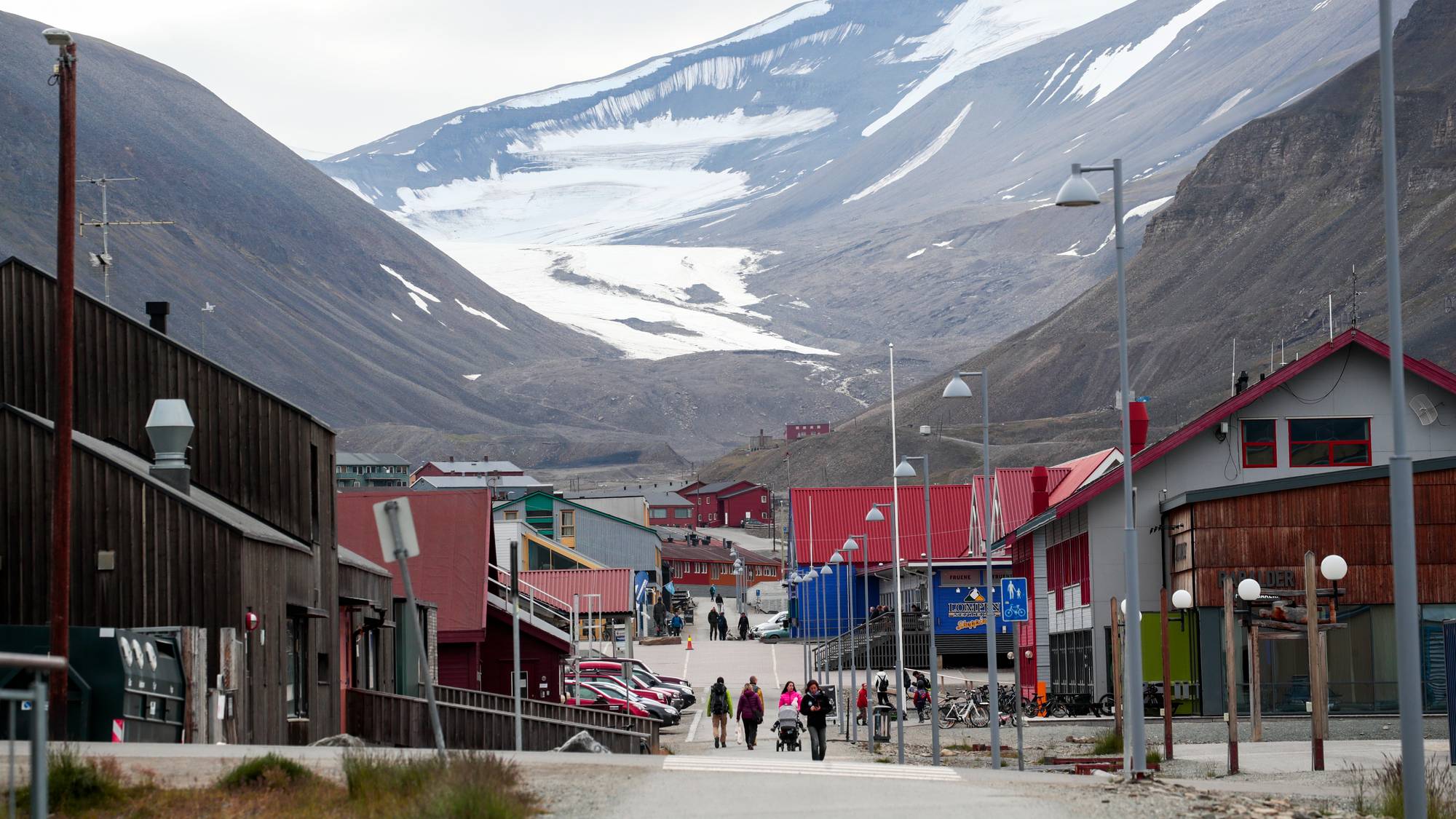 LONGYERBYEN 20180808.
Longyearbyen er Svalbards administrasjonssenter og ligger innerst ved Adventfjorden på øya Spitsbergen. Stedet har 2 075 innbyggere og er en av verdens nordligste bosetninger. Flere steder er det mulig å se rester etter kulldriften som ble grunnlaget for byen. Bak ses Longyearbreen.
Foto: Lise Åserud / NTB