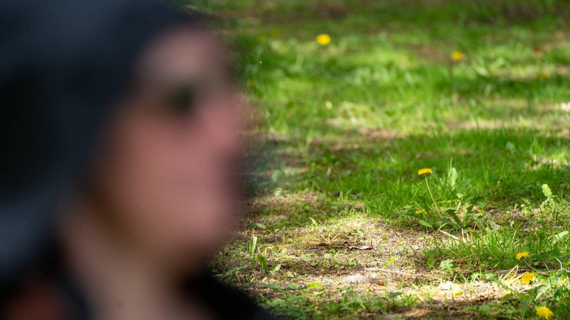 Anonym skikkelse i parken