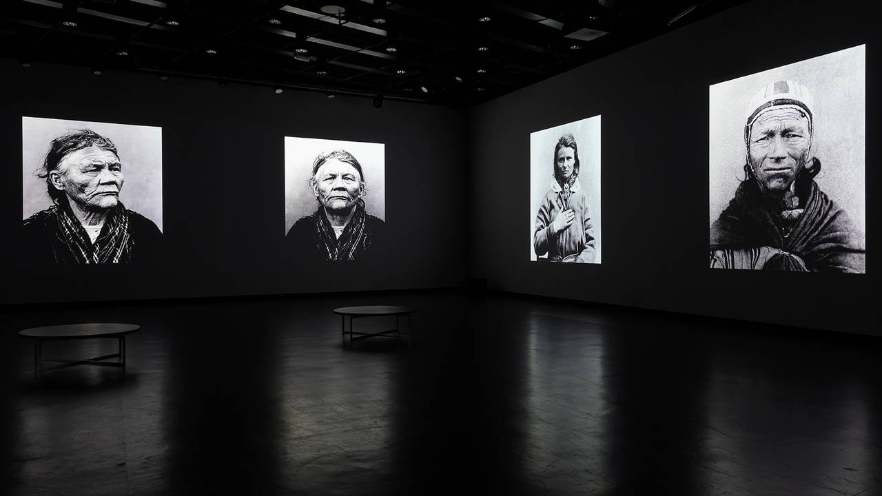 Installasjonsfoto fra utstillingen Nils-Aslak Valkeapää / Áillohaš på Henie Onstad Kunstsenter.