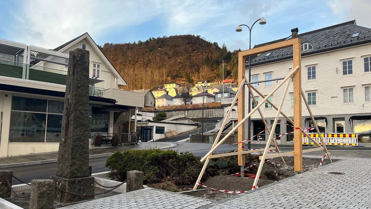 Huskestativ ved krigsminne skaper bråk: – Respektlaust