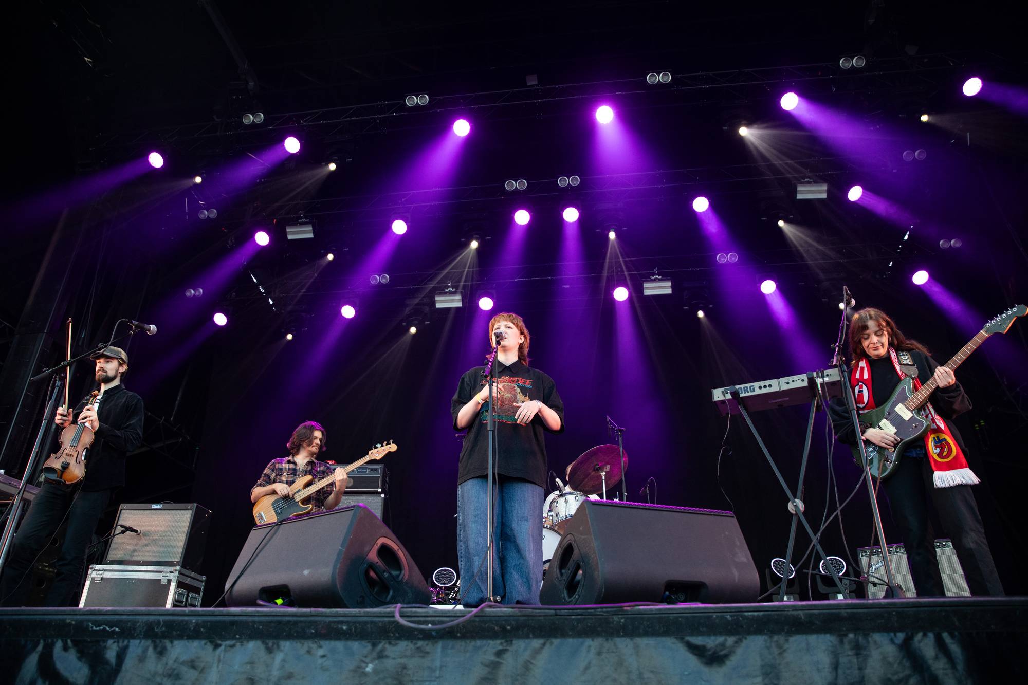 Musikere på en scene utendørs