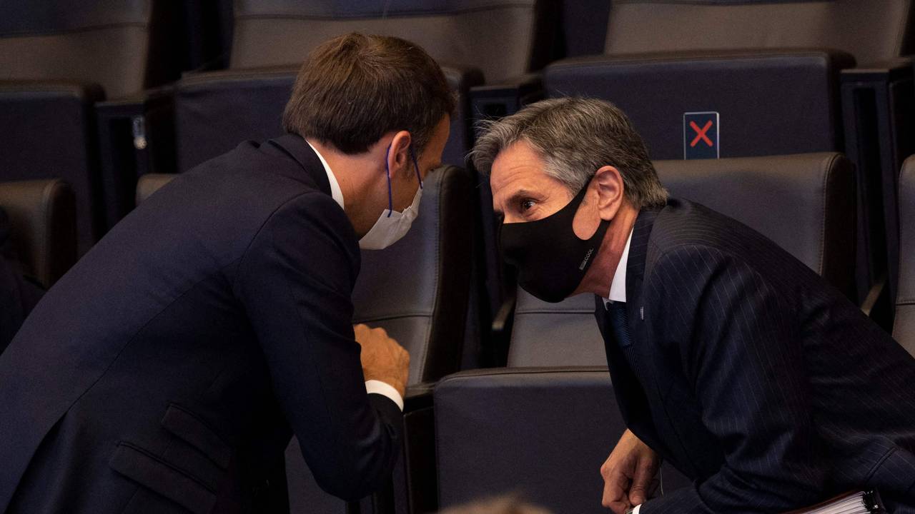 Frankrikes president Emmanuel Macron snakker med USAs utenriksminister Antony Blinken, som satt på sidelinjen. 