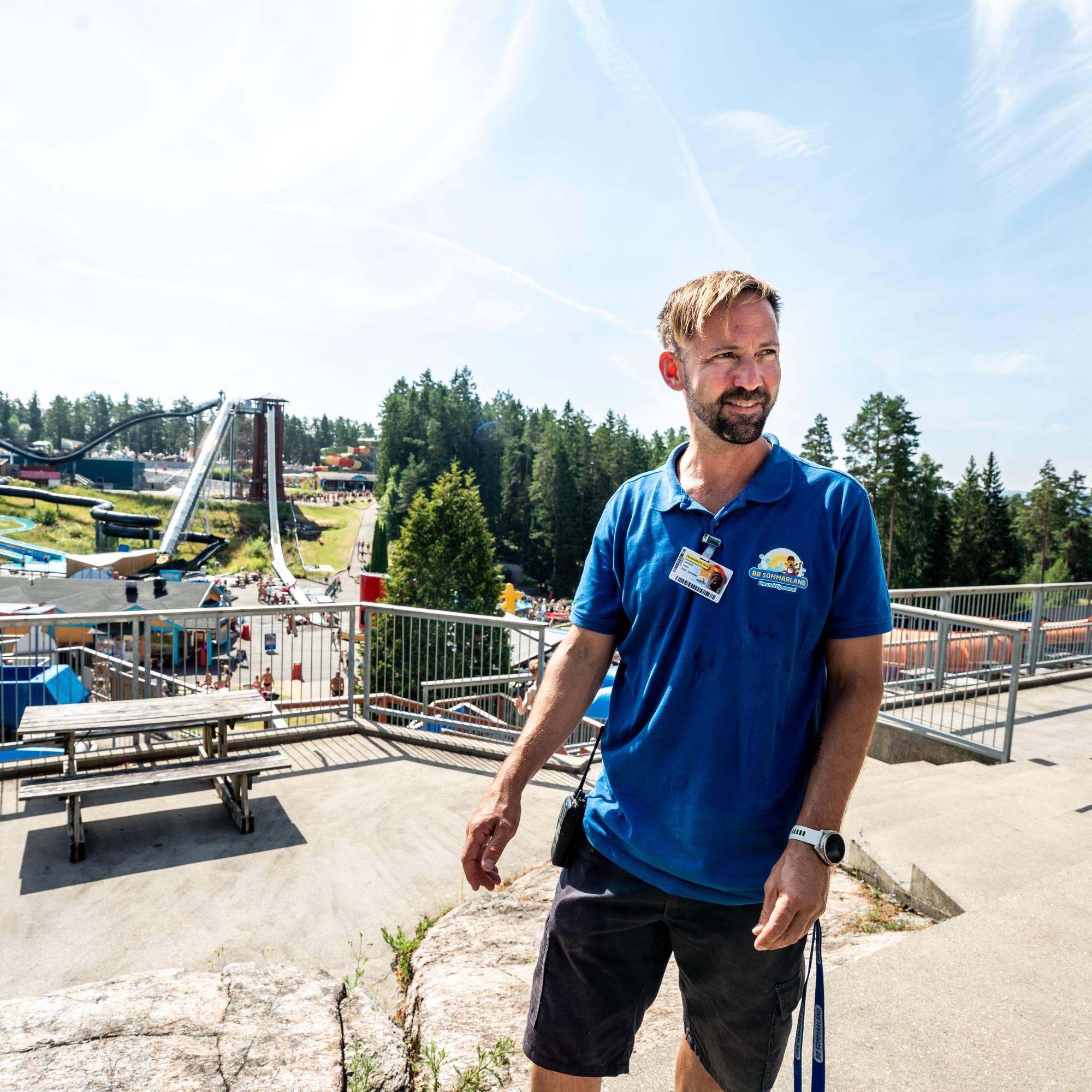 Mann med kortermet skjorte