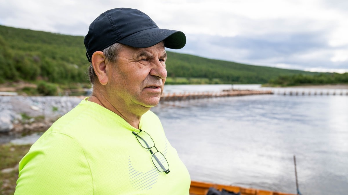 Finlenderne får fiske laks på sin side av Tanavassdraget, mens det på norsk side er forbudt