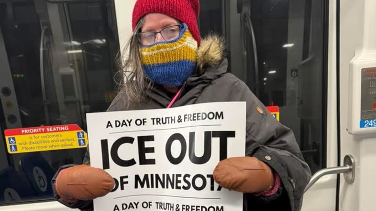 ICE-demonstrasjonane: – strikkar norske motstandsnisseluer