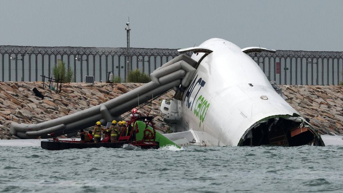 Lastefly skled av rullebanen i Hongkong: To døde