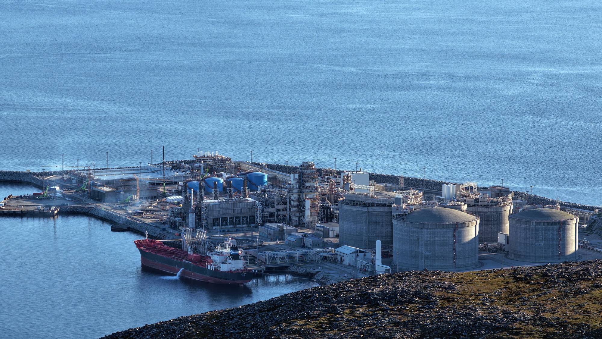 Equinor sitt gassanlegg på Melkøya. LNG, tankskip. Vær obs på at fartøyet ved kai ikke transporterer LNG, men biprodukter, som propan, bhutan etc.