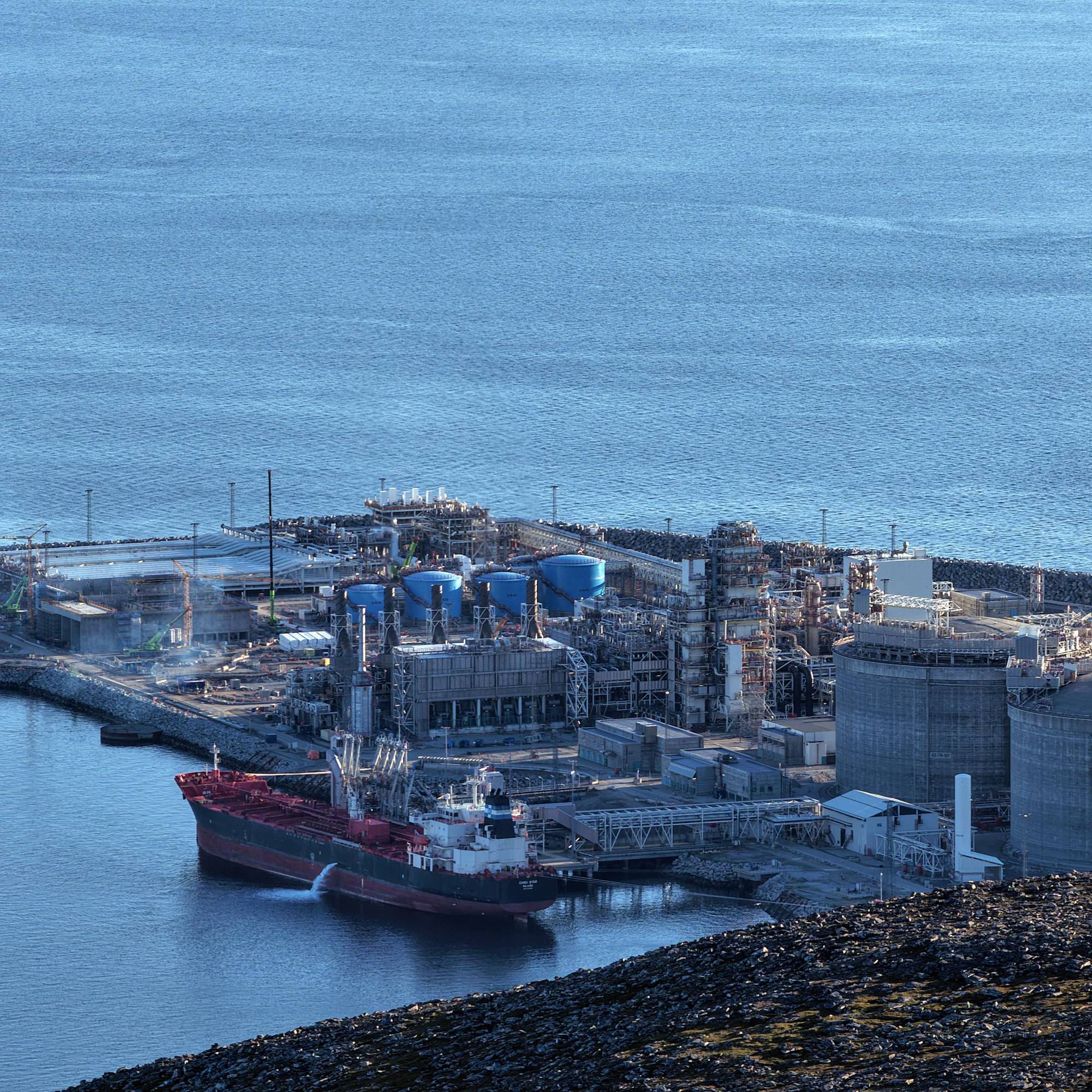 Equinor sitt gassanlegg på Melkøya. LNG, tankskip. Vær obs på at fartøyet ved kai ikke transporterer LNG, men biprodukter, som propan, bhutan etc.
