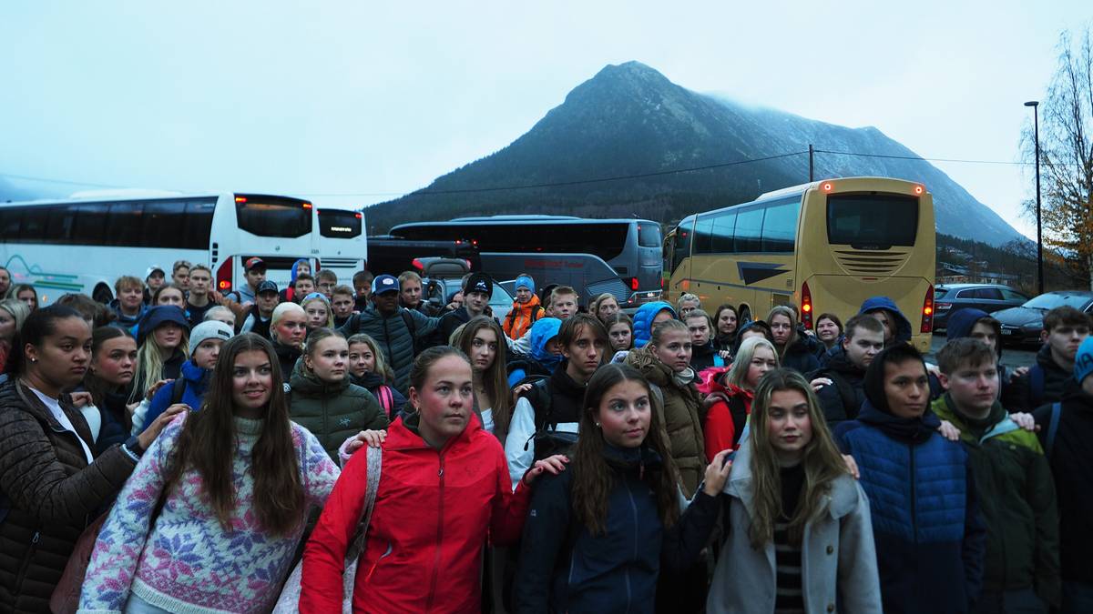 Her busses elevene for å demonstrere