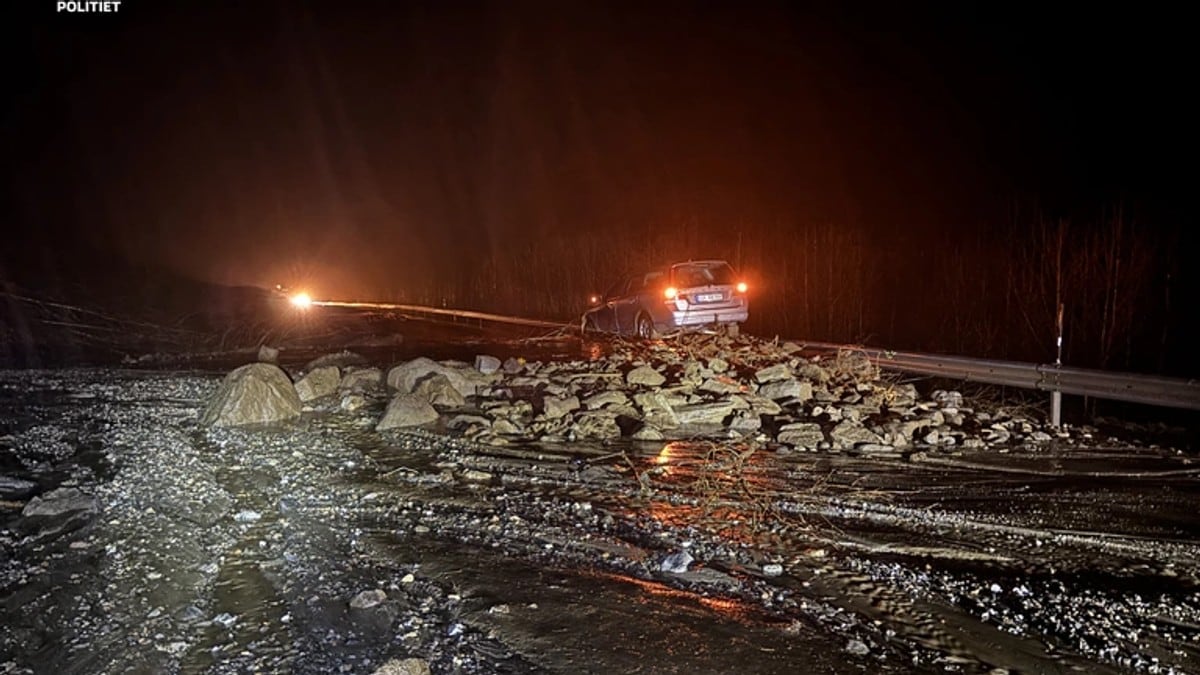 Bil tatt av jordras på E39 i Nordfjord