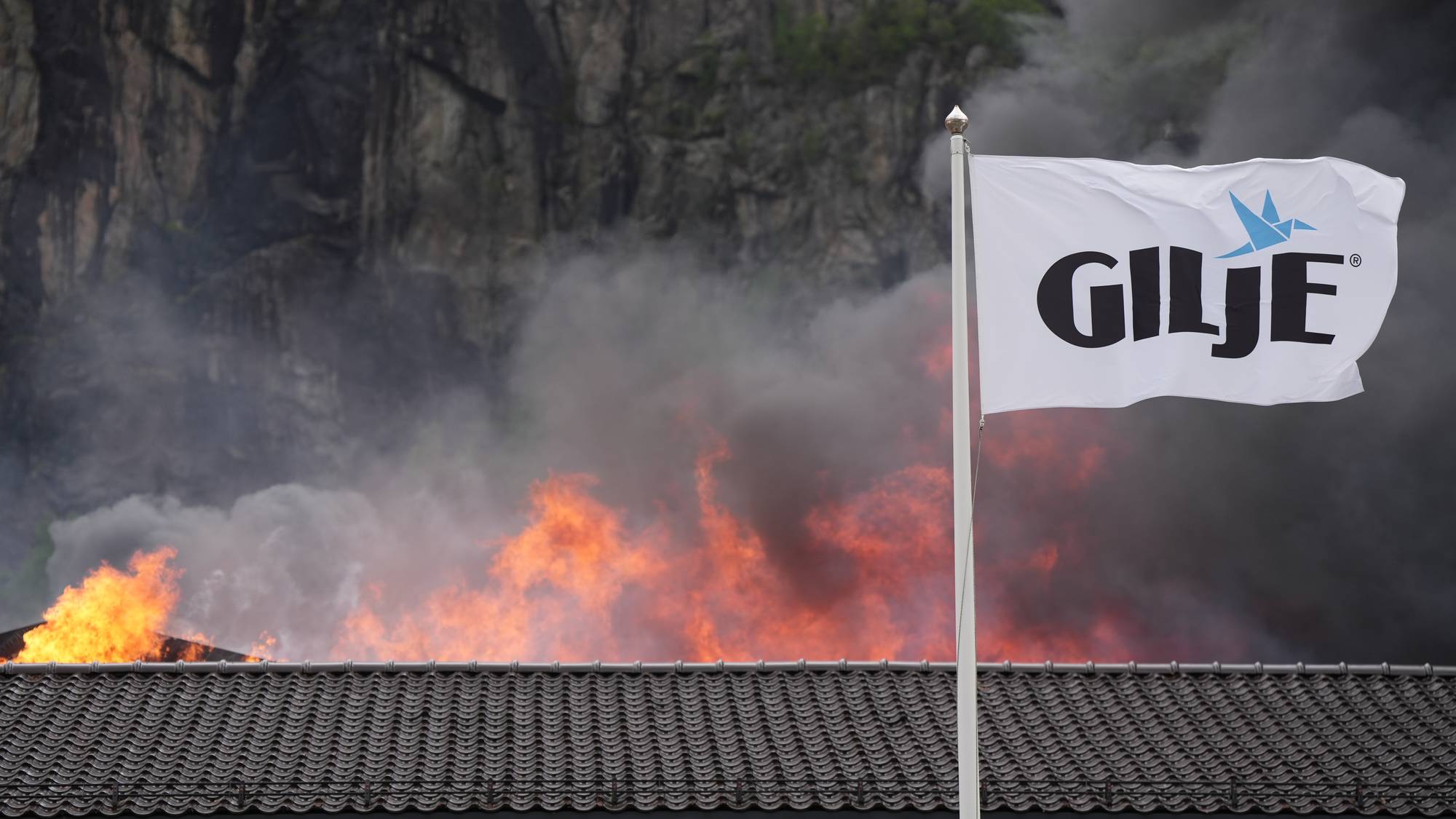 Brann hos Gilje tre - åpne flammer