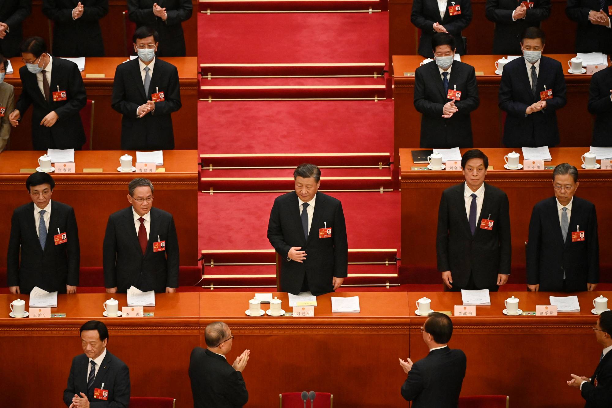 Xi Jinping og andre politiske ledere i dresser i en møtesal med røde møbler og tepper. (Bildebeskrivelsen er laget av en KI-tjeneste)