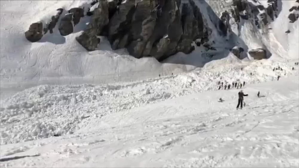 Minst ti tatt av snøskred i Sveits