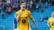 NTB scanpix En fotballspiller fra Bodø/Glimt feirer et mål med hevet arm under en kamp. Spillerne har på seg gule drakter, og det er tilskuere i bakgrunnen. Stadionet er preget av blå seter og stemning. Det ser ut til å være en viktig kamp i norsk fotball.