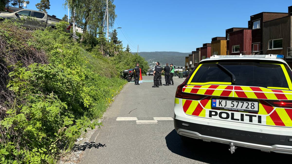 Feiebil veltet ned skråning i Drammen