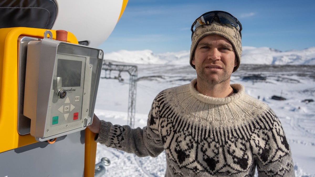 Kunstsnø skal redde breen under Galdhøpiggen fra å smelte