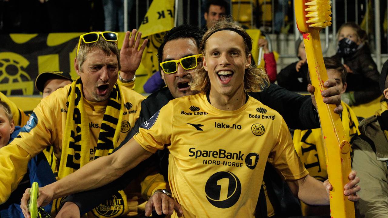 Ulrik Saltnes feirer opprykket med supporterne.