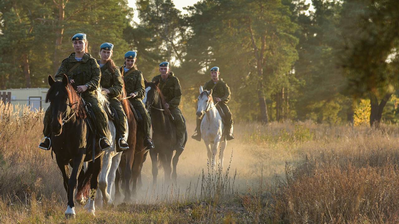 Soldater øver i hestekjøring i Rjazan