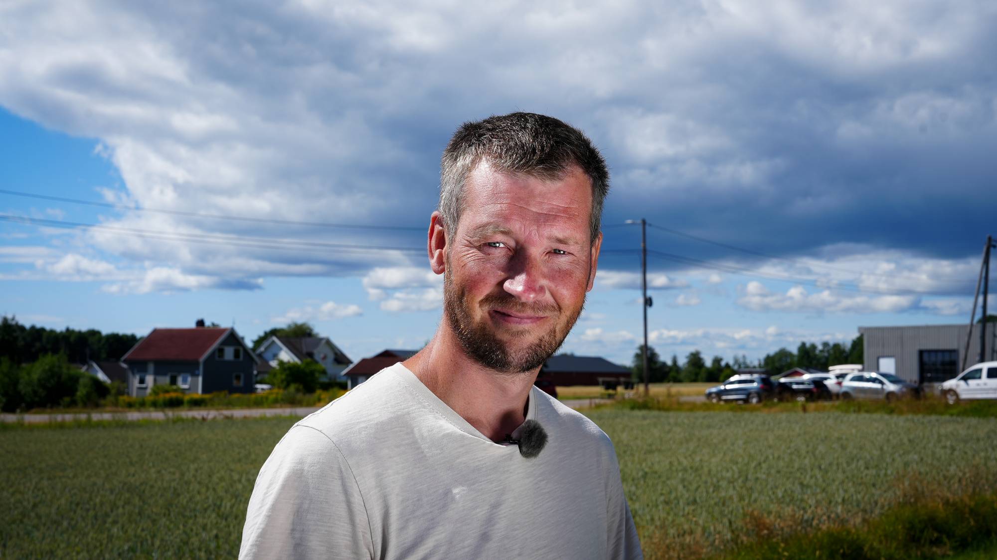 en mann som står på en åker (Bildebeskrivelsen er laget av en KI-tjeneste)