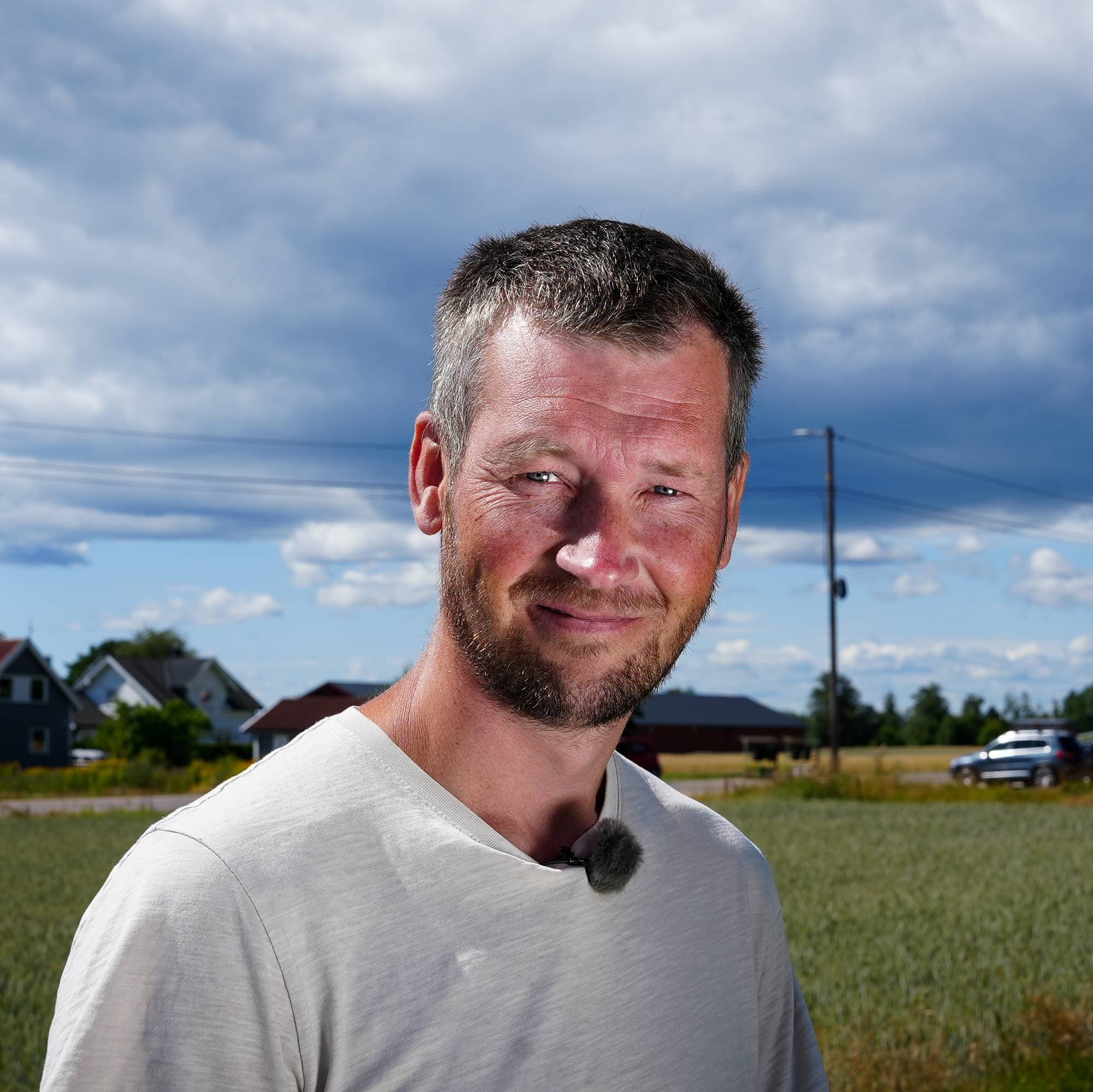 en mann som står på en åker (Bildebeskrivelsen er laget av en KI-tjeneste)