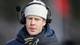 Geir Olsen / NTB En person ikledd en blå jakke og hvit lue står med headset og mikrofon. Personen har en handske på hånden og ser fokusert ut. Bakgrunnen er uskarp, med antydninger til en sportslig setting. Det er lite synlig aktivitet eller detaljer i omgivelsene.